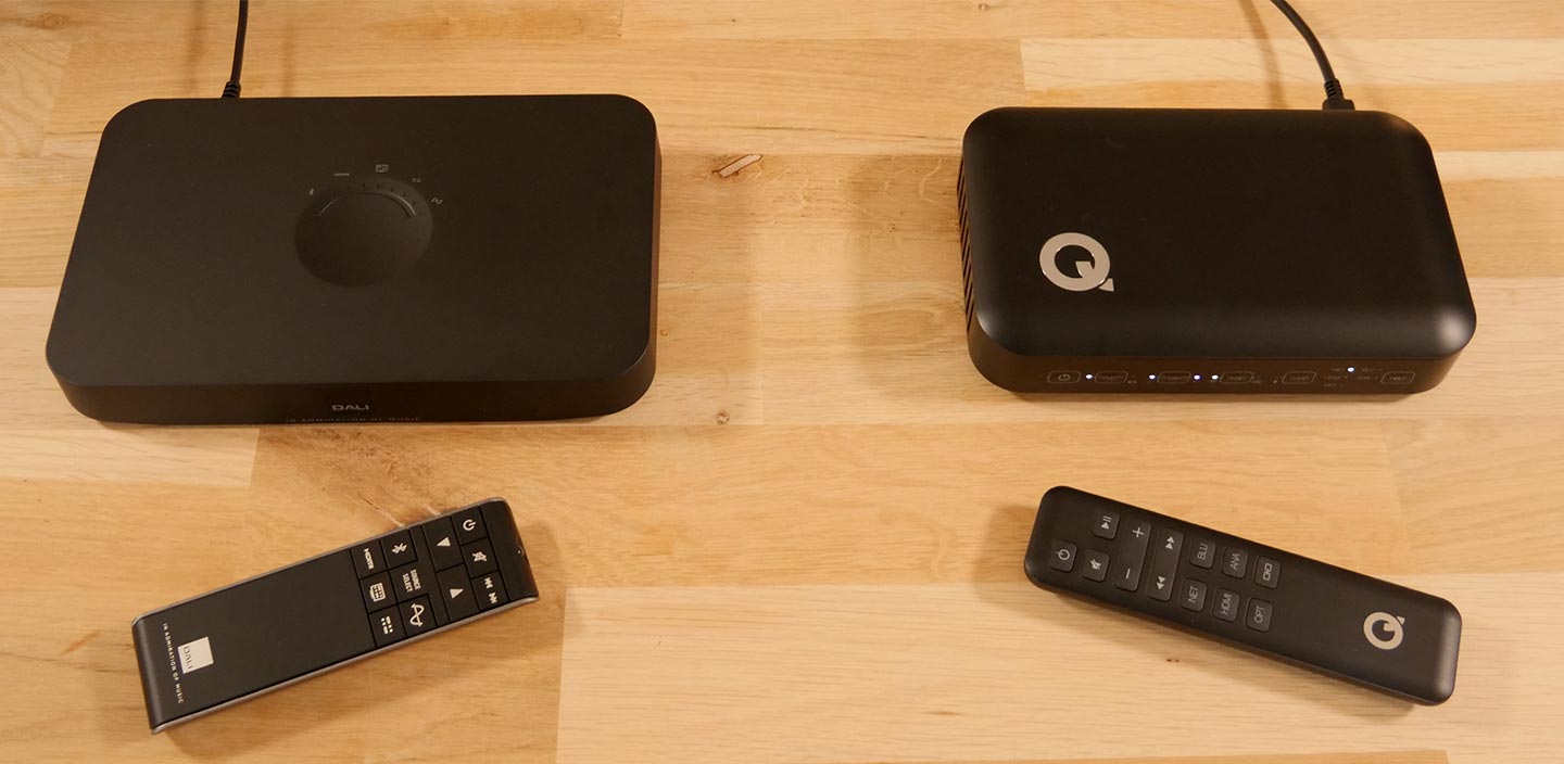 Les deux stations d'accueil Dali et Q Acoustics pour le branchement des sources audio et la diffusion par une liaison sans fil vers les enceintes actives Les deux stations d'accueil Dali et Q Acoustics pour le branchement des sources audio et la diffusion par une liaison sans fil vers les enceintes actives