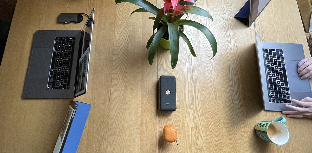En télétravail avec mon binome, l'enceinte Marshall Emberton sonorise parfaitement les deux cotés du bureau