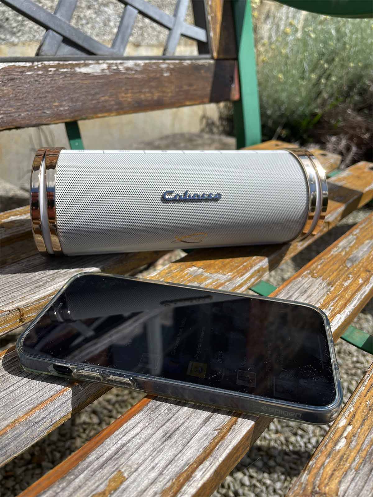La Cabasse Swell vit bien en extérieur avec son pad anti-dérapant
