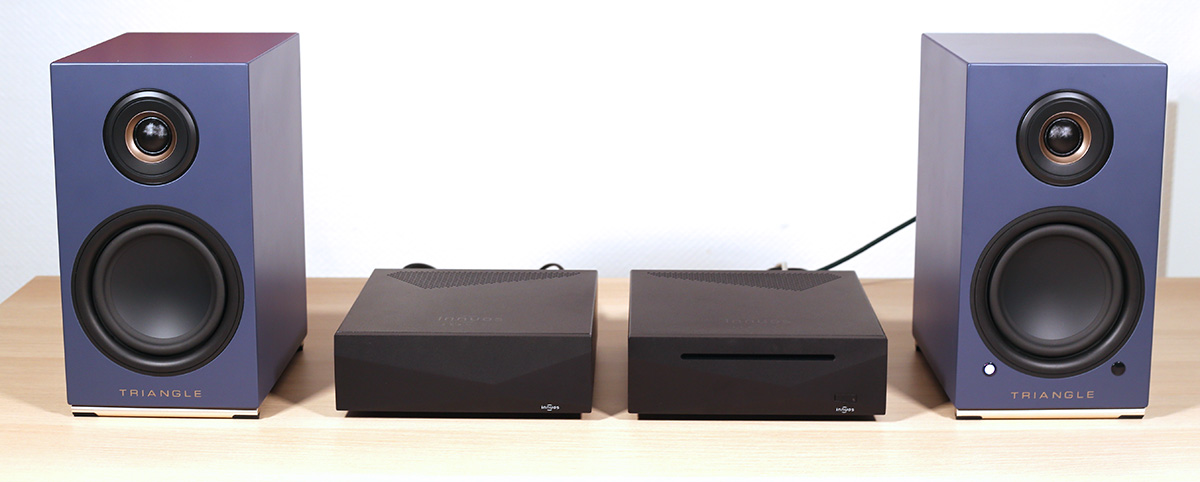 Le serveur et lecteur InnuOS ZENMini Mk3 avec son alimentation linéaire LPSU, branché sur une paire d'enceintes actives Triangle Le serveur et lecteur InnuOS ZENMini Mk3 avec son alimentation linéaire LPSU, branché sur une paire d'enceintes actives Triangle