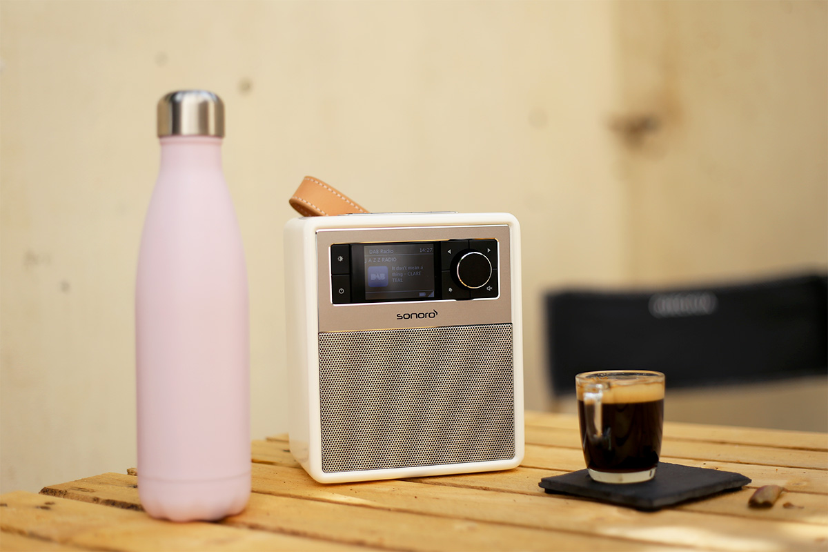 La Sonoro Easy est un poste de radio moderne avec sa réception FM, DAB+ et Bluetooth. La Sonoro Easy est un poste de radio moderne avec sa réception FM, DAB+ et Bluetooth.