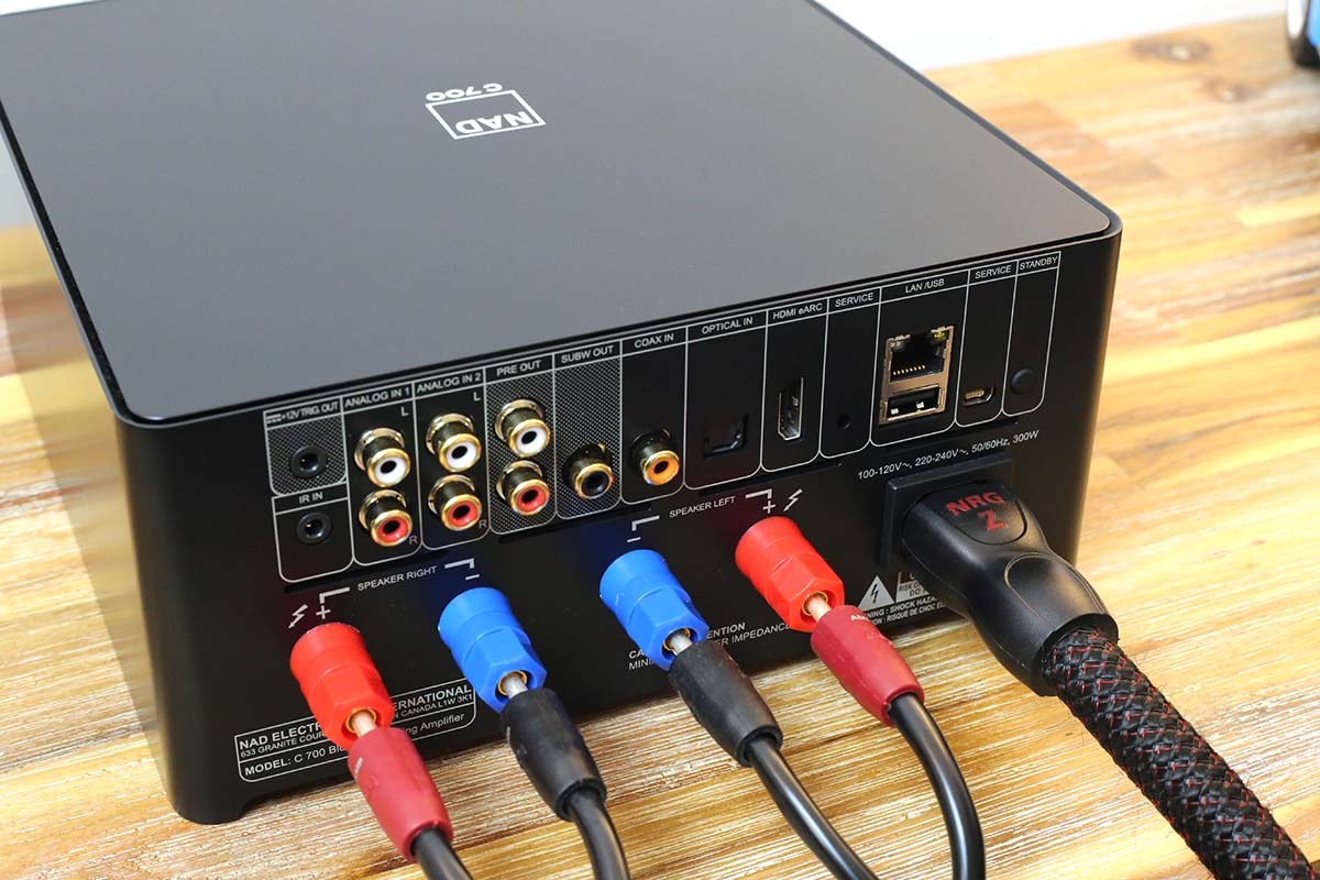 Remplacement du câble secteur standard par un Audioquest NRG Z3 sur l'ampli connecté NAD C700 Remplacement du câble secteur standard par un Audioquest NRG Z3 sur l'ampli connecté NAD C700