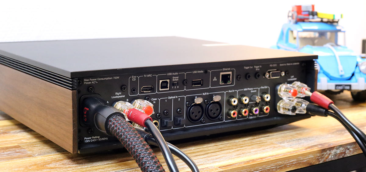 Le câble d'alimentation secteur sur l'ampli connectée HiFi Cambridge EVO 150 Le câble d'alimentation secteur sur l'ampli connectée HiFi Cambridge EVO 150
