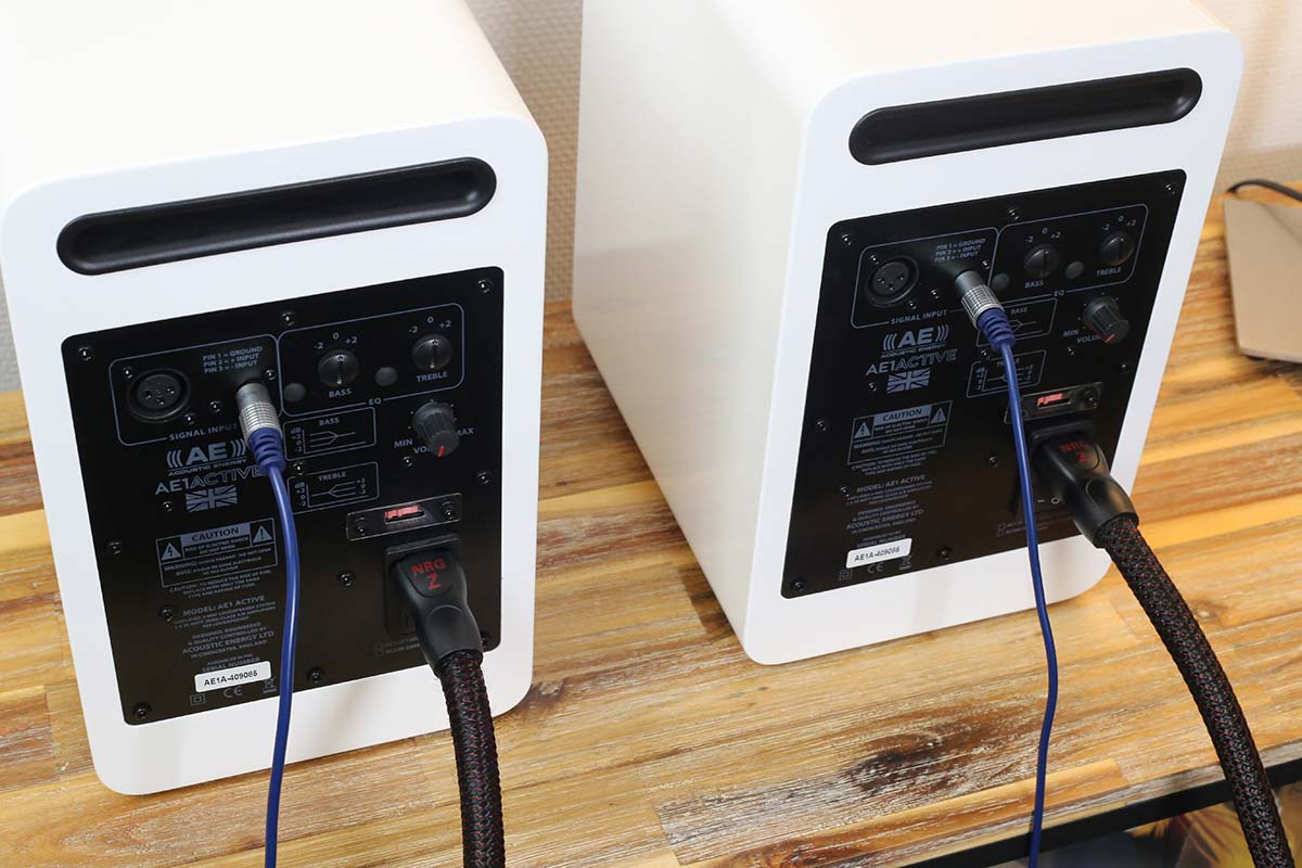 Le câble secteur HiFi d'Audioquest sur une paire d'enceintes actives Acoustic Energy AE1 Le câble secteur HiFi d'Audioquest sur une paire d'enceintes actives Acoustic Energy AE1