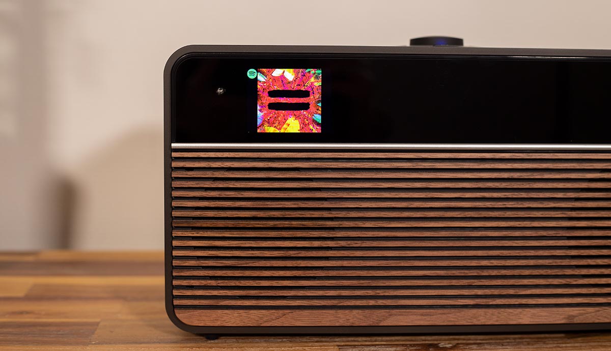 La Ruark R2MK4 intègre un nouvel écran LCD couleurs pour afficher les pochettes d'albums