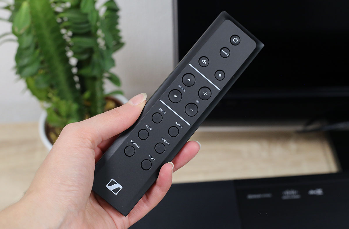 Une télécommande infrarouge fournie pour piloter la barre AMBEO Soundbar MAX à distance et sans smartphone