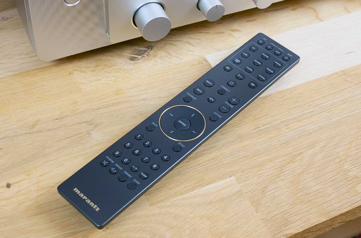 Une télécommande infrarouge complète pour piloter l'amplificateur Marantz Model 40N