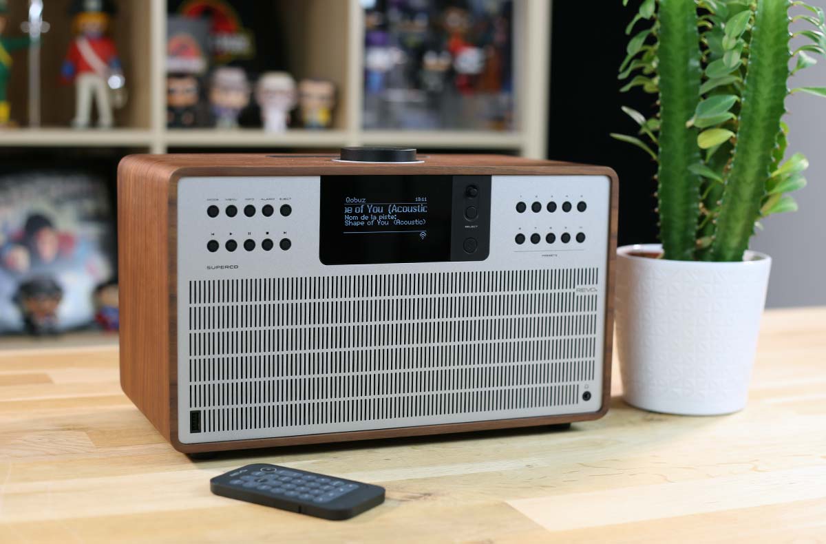 La mini-chaîne HiFi Revo SuperCD propose un rendu sonore cristallin idéal pour écouter la radio parlée