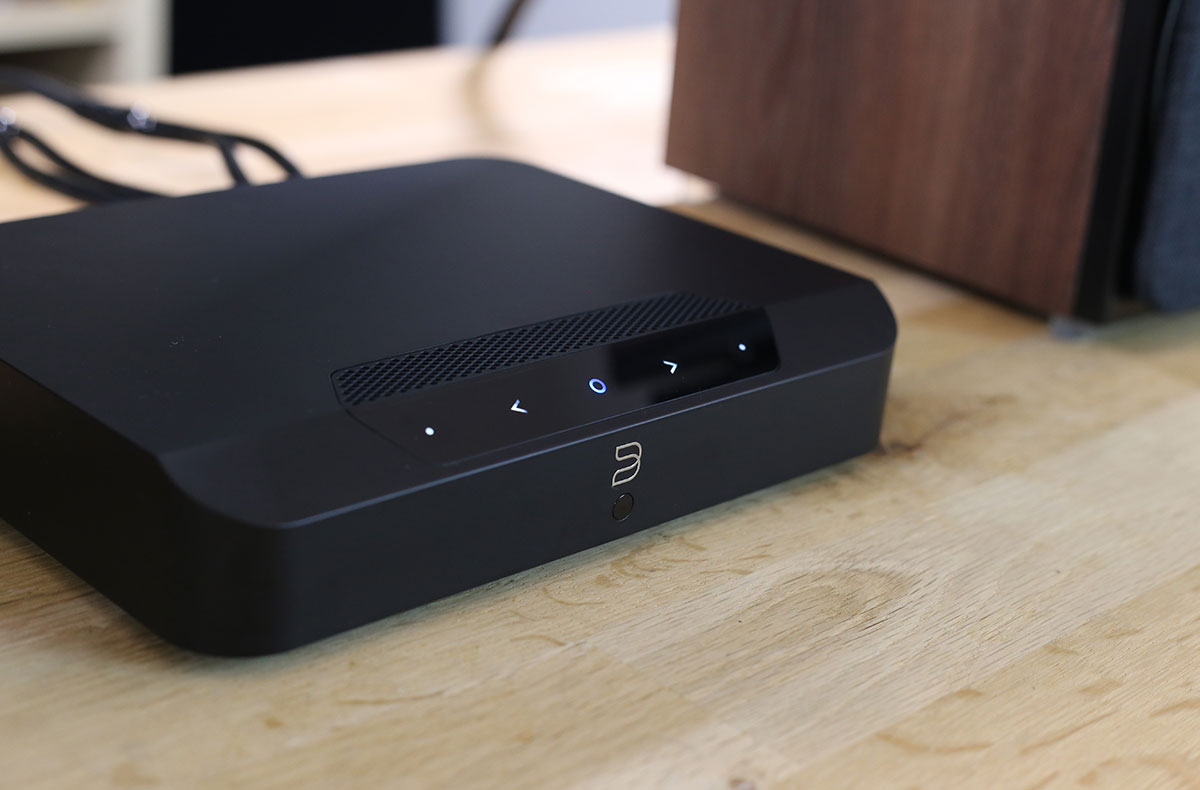 Un panneau de contrôle discret et incliné sur la façade avant du Bluesound Powernode Edge