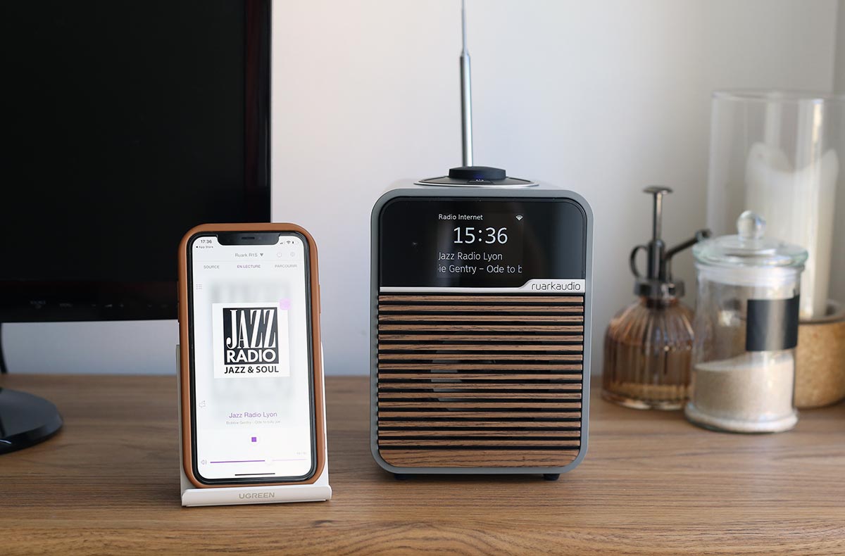 Le Ruark Audio R1S dispose d'un triple tuner WiFi, FM et DAB+ pour l'écoute des émissions radio