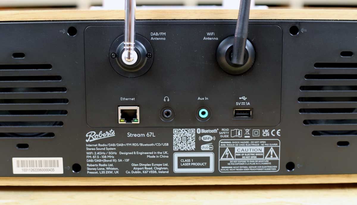Les connectiques audio et réseau de la chaîne HiFi Roberts Stream 67L