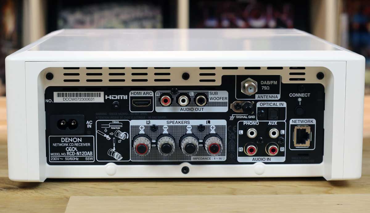 Les connectiques numériques et analogiques de l'ampli Denon Ceol N12 Les connectiques numériques et analogiques de l'ampli Denon Ceol N12