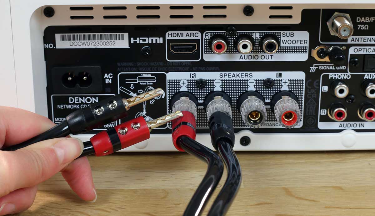 Les nouveaux borniers permettent d'utiliser des câbles HiFi à fiches bananes Les nouveaux borniers permettent d'utiliser des câbles HiFi à fiches bananes
