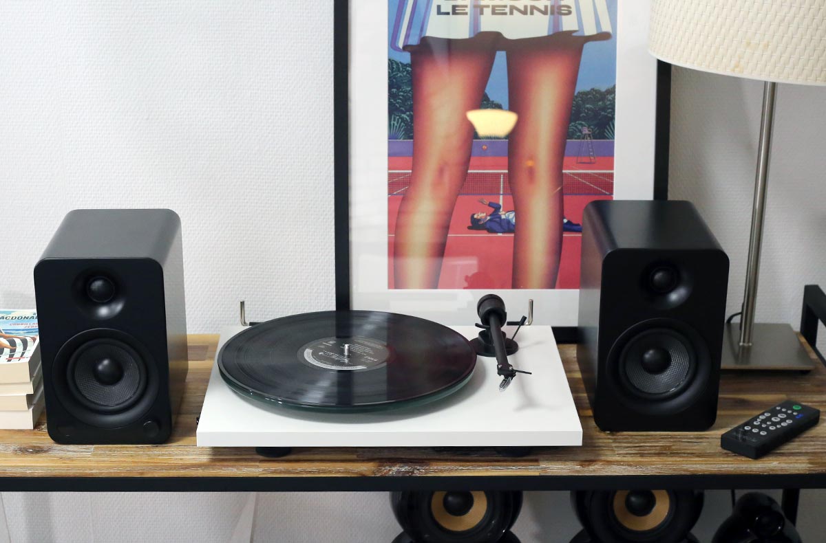 Les enceintes YU4 intègrent un préampli phono pour une utilisation avec tout type de platine vinyle Les enceintes YU4 intègrent un préampli phono pour une utilisation avec tout type de platine vinyle