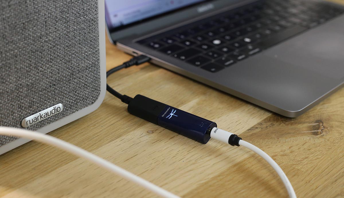 Ajoutez un DAC USB portable AudioQuest DragonFly Cobalt pour profiter de vos fichiers audio jusqu'à 24 bits / 96 kHz Ajoutez un DAC USB portable AudioQuest DragonFly Cobalt pour profiter de vos fichiers audio jusqu'à 24 bits / 96 kHz