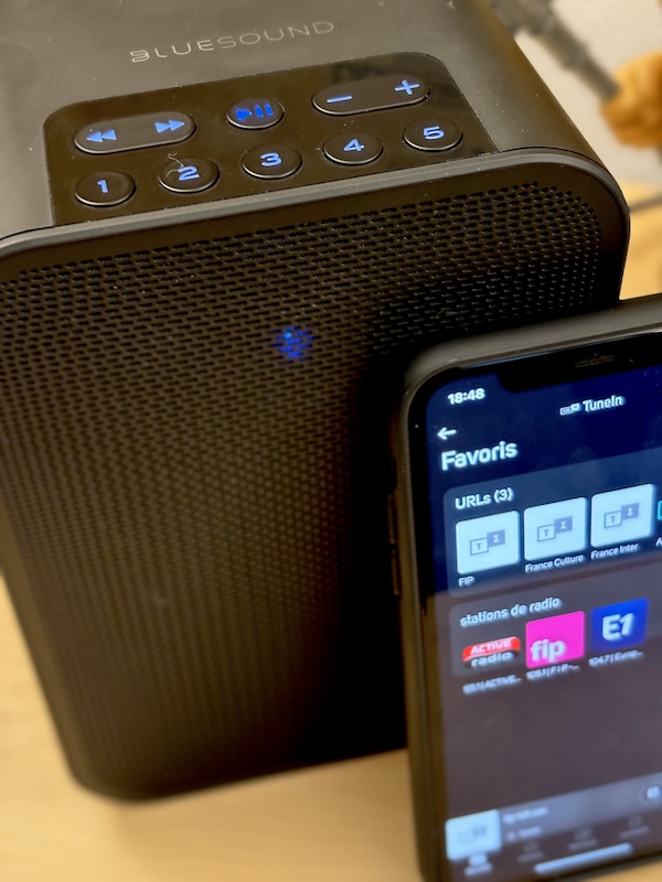 Accès simple et immédiat aux stations de Radio France par les boutons mémoires de l'enceinte Bluesound PULSE Flex 2i