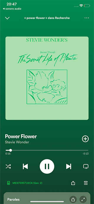 En touchant l'écran dans Sonoro Audio, on bascule vers Spotify