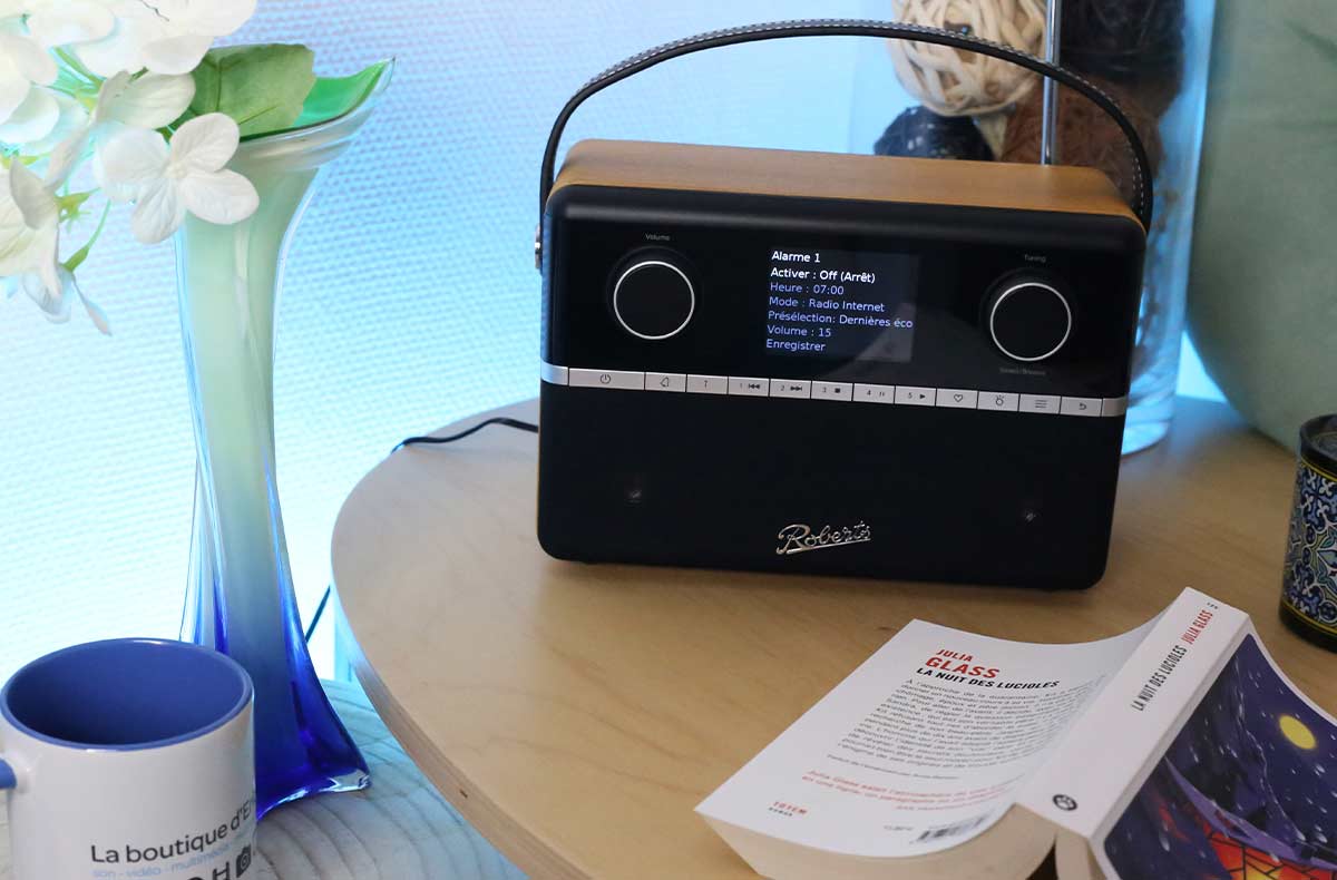Roberts Stream 94 L est un radio-réveil connecté imitant les anciens postes de radios radio-réveil connecté