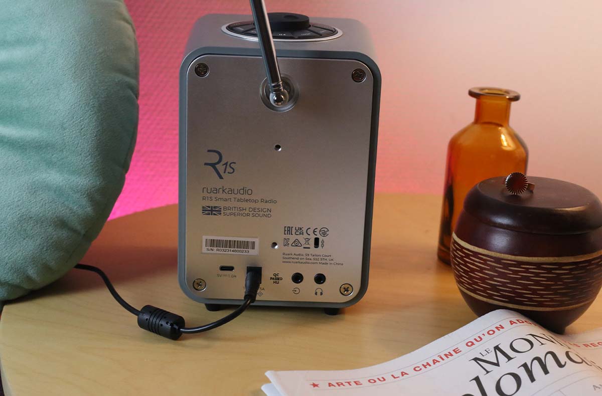 Ruark Audio R1S comporte un port USB-C. radio-réveil connecté