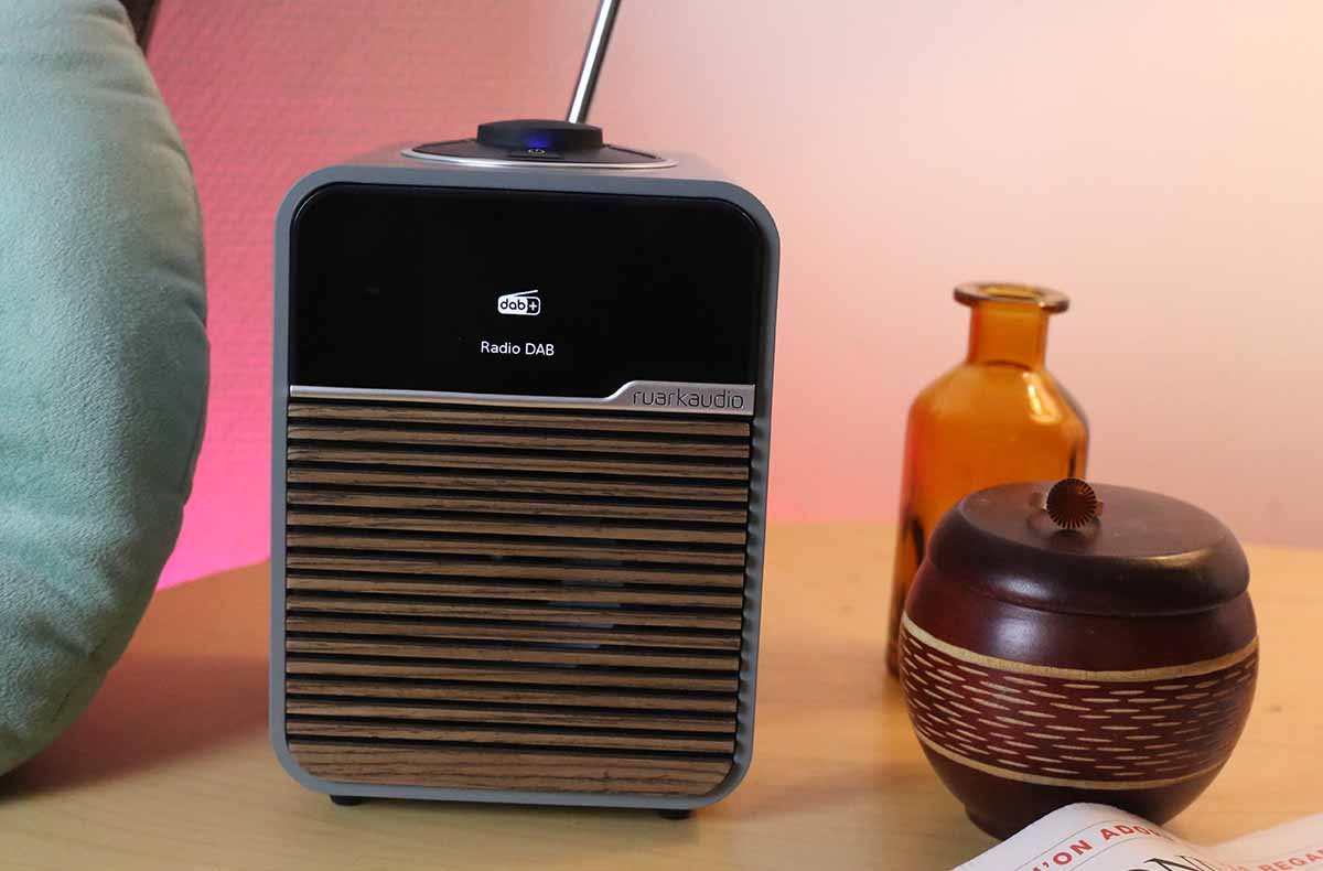 L'accès au DAB/DAB+ est intégré aux fonctions tuner de la Ruark Audio R1S radio-réveil connecté