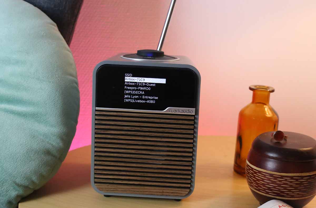 Ruark Audio R1S se connecte avec simplicité à votre réseau WiFi radio-réveil connecté