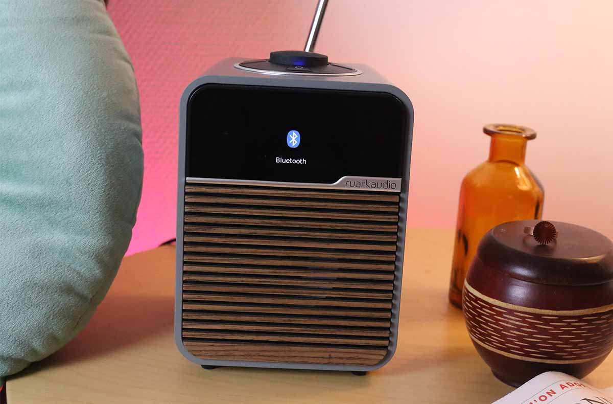 Les boutons de Ruark Audio R1S se situent sur sa tranche supérieure radio-réveil connecté