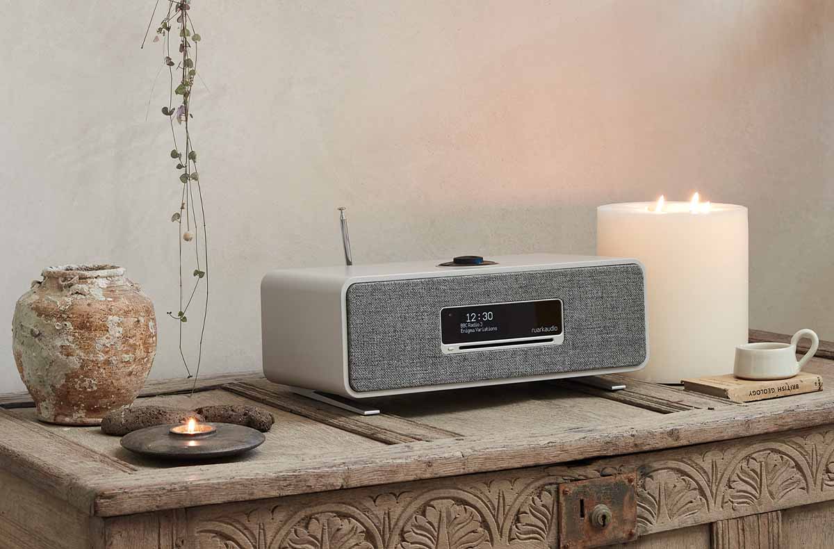 A mi chemin entre le radio-réveil connecté et mini chaîne-HiFi, Ruark Audio R3 S représente une solution idéale radio-réveil connecté