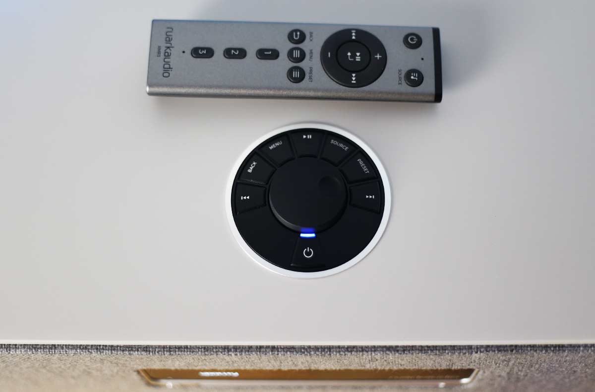 Ruark Audio R3 S : une mollette de sélection rotodiale et une télécommande pour la piloter aisément. radio-réveil connecté