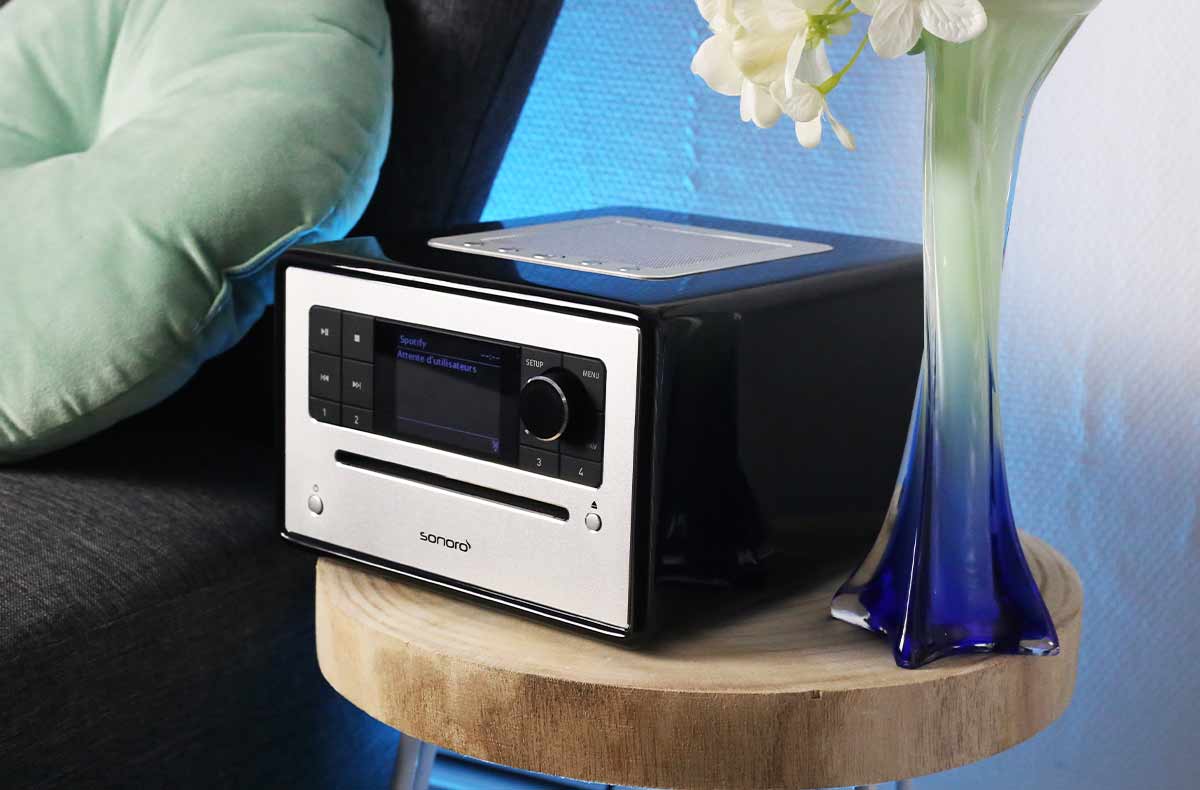 Sonoro Elite est un modèle semi-compact facile à intégrer radio-réveil connecté