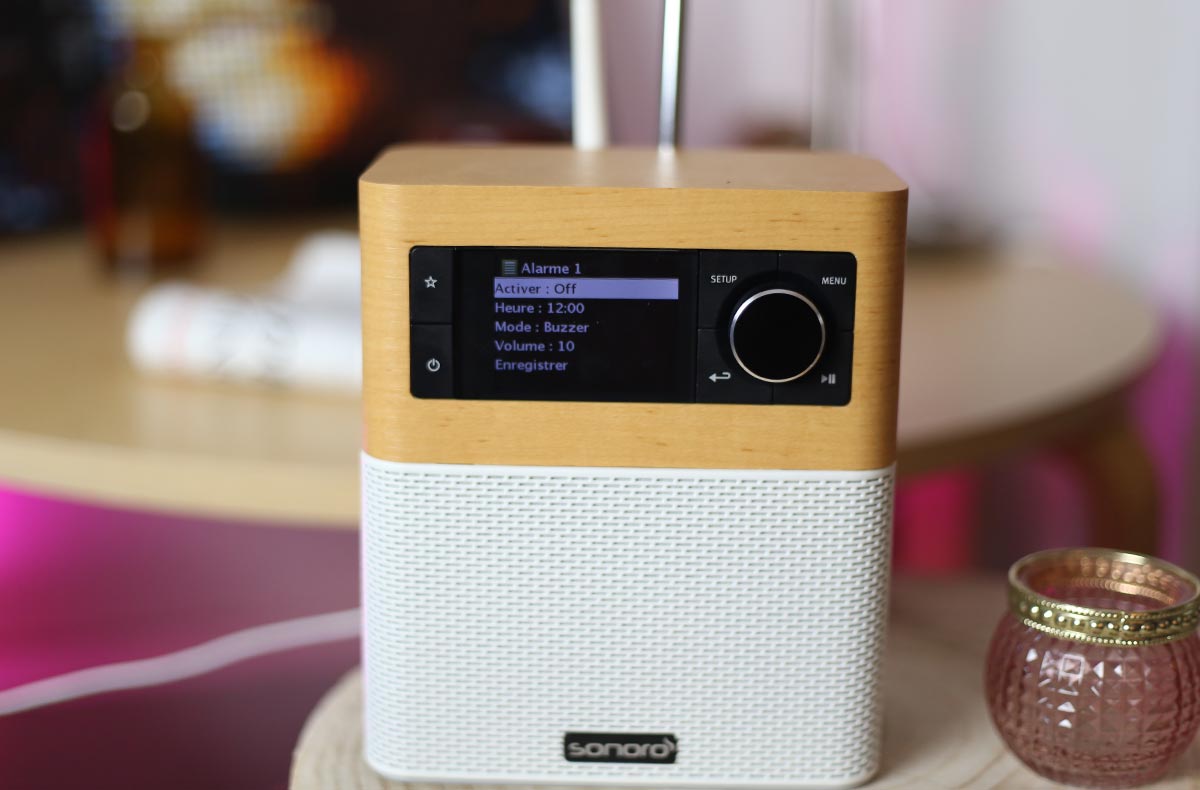 Sonoro Stream propose de programmer plusieurs alarmes pour accompagner votre réveil radio-réveil connecté