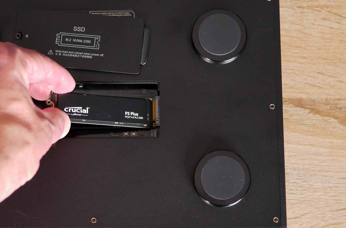 Le stockage interne du DMP-A6 peut être augmentée grâce à un emplacement pour une carte SSD.