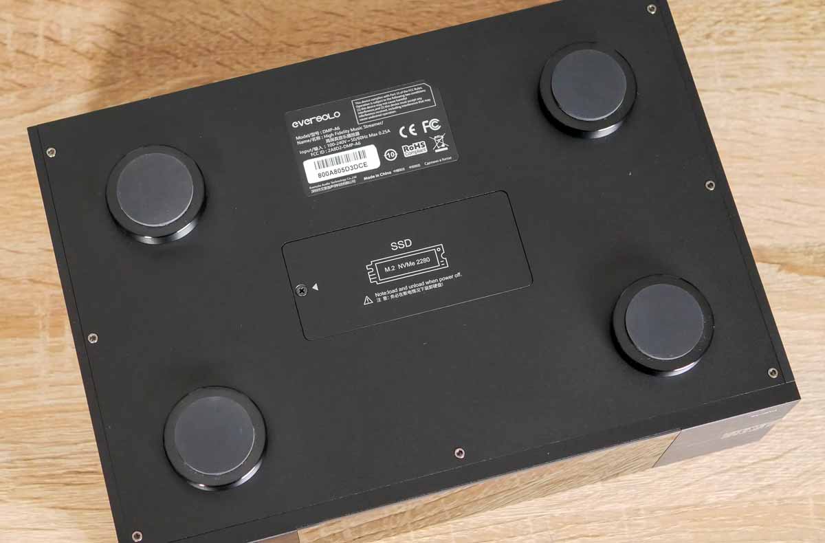 Le stockage interne du DMP-A6 peut être augmentée grâce à un emplacement pour une carte SSD.