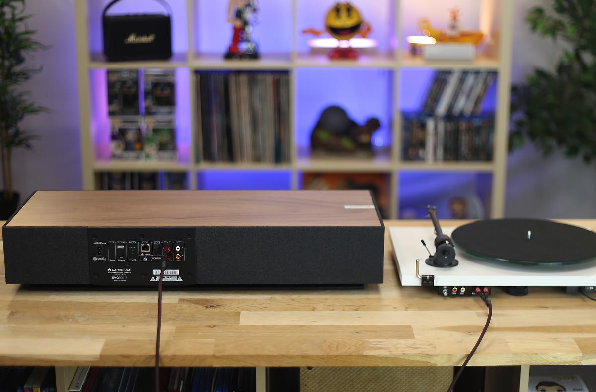 Cambridge Audio EVO One est dotée d'un préampli phono.