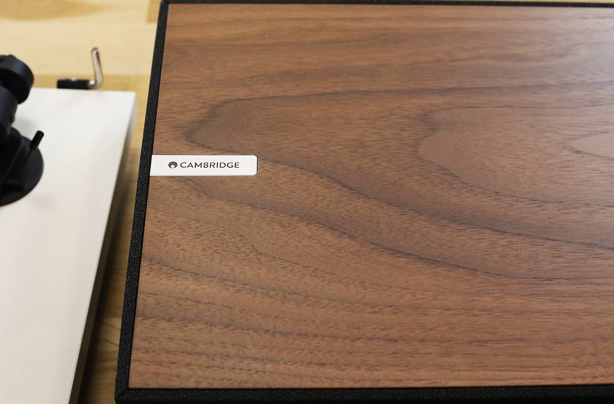 Comme les autres produits de la gamme, l'enceinte connectée présente un design de bois d enoyer et d'aluminium