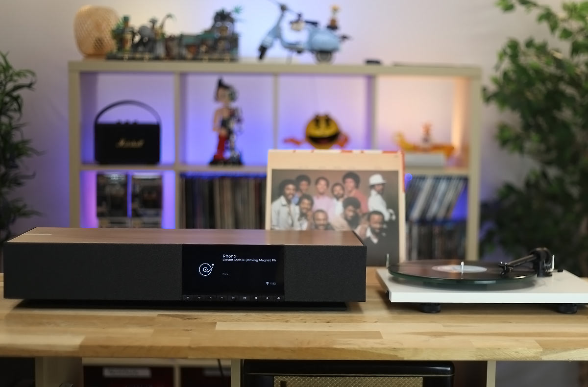 Une entrée RCA Phono permet l'association fluide avec une platine vinyle.