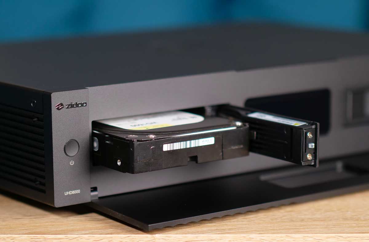 Les disques durs s’insèrent tout simplement, sans outil, lorsque le lecteur est éteint. Les disques durs s’insèrent tout simplement, sans outil, lorsque le lecteur est éteint.