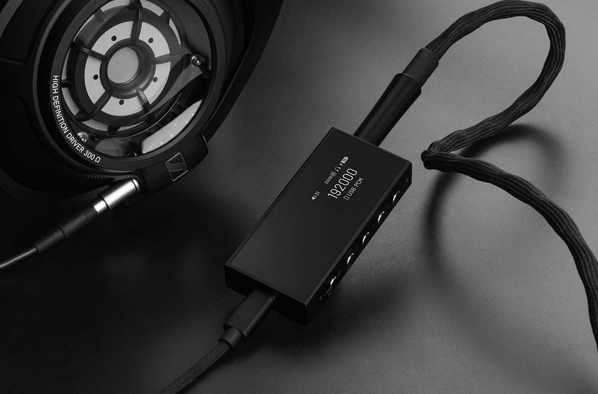 Profitez d'une amplification de qualité audiophile, que vous soyez chez vous ou en déplacement. Profitez d'une amplification de qualité audiophile, que vous soyez chez vous ou en déplacement.