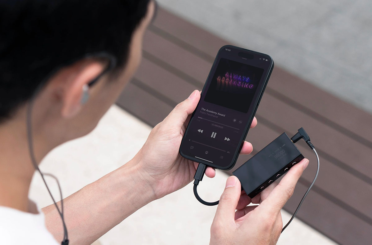 Connectez facilement le Questyle M18i à votre smartphone ou ordinateur pour une qualité sonore supérieure. Connectez facilement le Questyle M18i à votre smartphone ou ordinateur pour une qualité sonore supérieure.