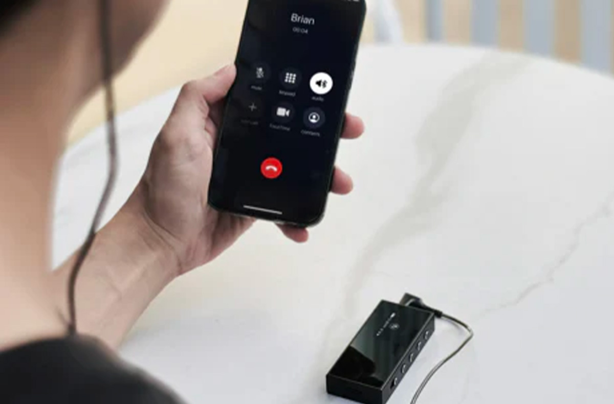 Un filtre de bruit intelligent pour des appels précis, même en environnement bruyant.