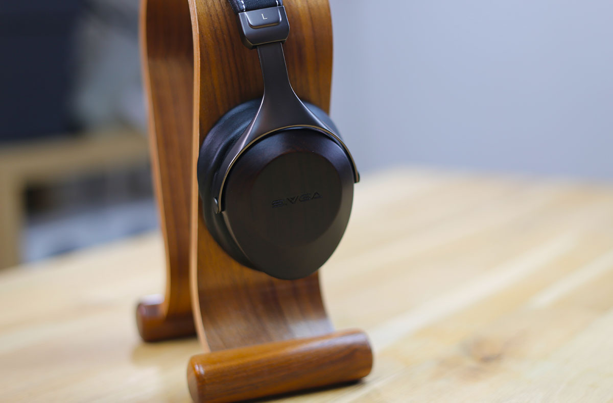 Le Sivga Robin S021, un casque fermé au charme artisanal avec ses coques en palissandre poncées à la main.