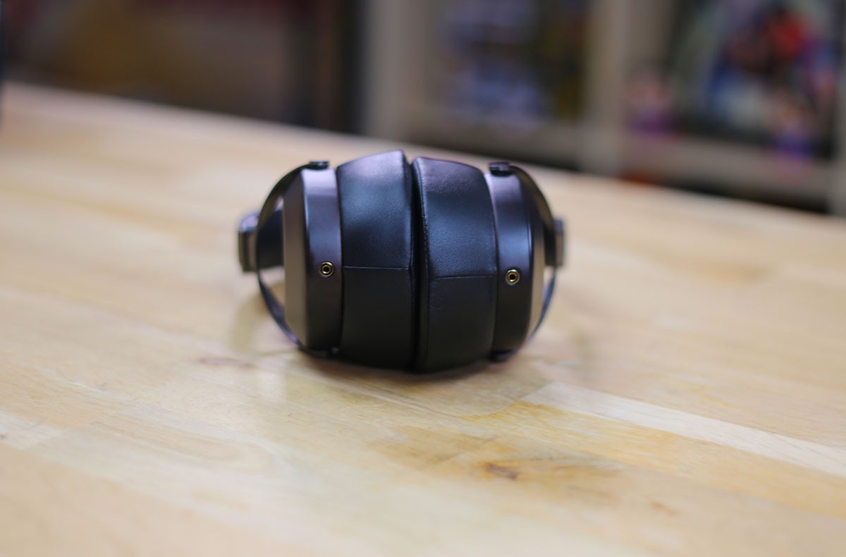 Livré avec câble détachable, adaptateur et housse, le Robin S021 mise aussi sur la praticité pour une écoute nomade ou sédentaire. Livré avec câble détachable, adaptateur et housse, le Robin S021 mise aussi sur la praticité pour une écoute nomade ou sédentaire.