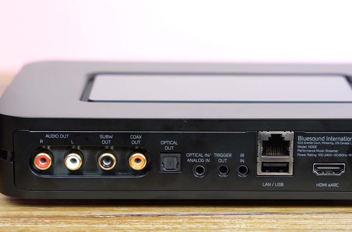 L’entrée optique Toslink, reconnaissable à son embout carré, assure une transmission numérique par faisceau lumineux, idéale pour limiter les interférences. L’entrée optique Toslink, reconnaissable à son embout carré, assure une transmission numérique par faisceau lumineux, idéale pour limiter les interférences.