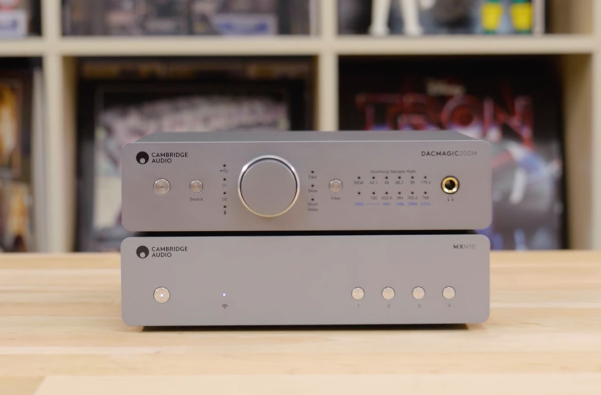 DAC audio externe posé sur un lecteur réseau : une alliance discrète mais décisive pour sublimer la conversion numérique-analogique. DAC audio externe posé sur un lecteur réseau : une alliance discrète mais décisive pour sublimer la conversion numérique-analogique.