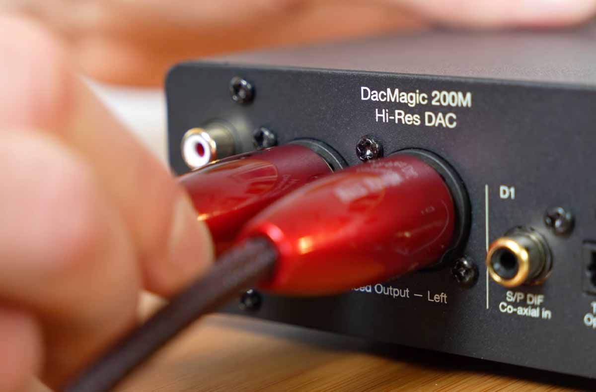 Avec ses trois broches, la connectique XLR garantit une meilleure dynamique et une isolation optimale dans une chaîne HiFi haut de gamme Avec ses trois broches, la connectique XLR garantit une meilleure dynamique et une isolation optimale dans une chaîne HiFi haut de gamme