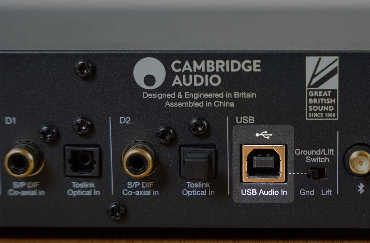 Grâce à sa connectique USB, ce DAC audio accepte les fichiers jusqu’à 768 kHz et DSD 512, en provenance directe d’un ordinateur ou d’un streamer. Grâce à sa connectique USB, ce DAC audio accepte les fichiers jusqu’à 768 kHz et DSD 512, en provenance directe d’un ordinateur ou d’un streamer.