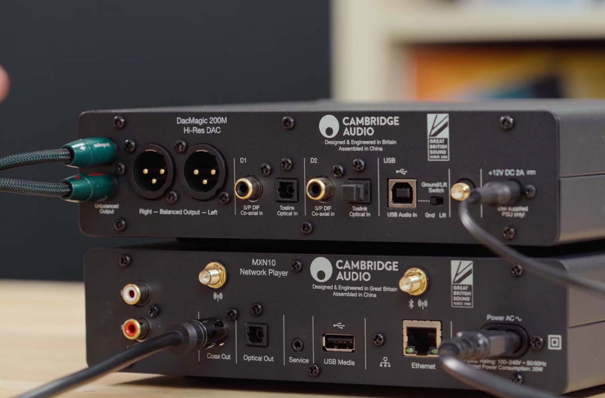 Branché en coaxial ou en optique, le DAC audio externe sublime la restitution sonore du lecteur réseau. Branché en coaxial ou en optique, le DAC audio externe sublime la restitution sonore du lecteur réseau.