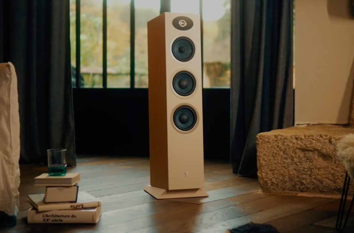 Focal Theva – une illustration de l’harmonie visuelle et sonore offerte par la gamme, entre élégance et performance.