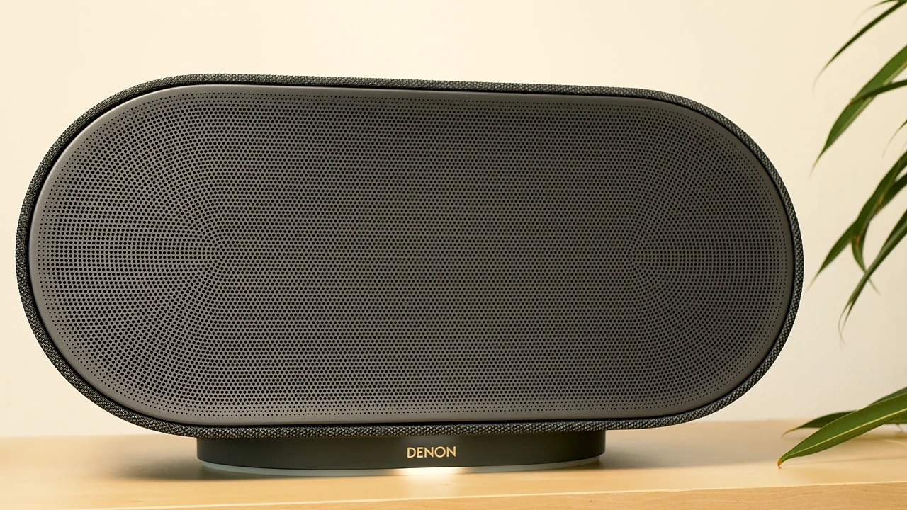 La Denon Home 600 face à une colonne HiFi