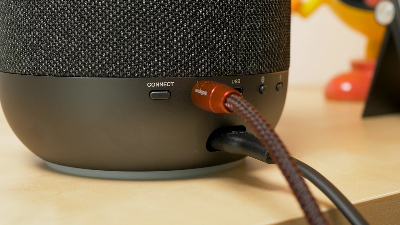 Entrée AUX mini-jack à l'arrière de la Denon Home
